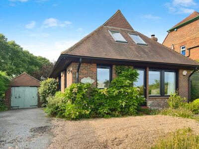Pett Road, 4 bedroom Detached House for sale, £525,000