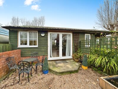 Farm Lane, 1 bedroom Semi Detached Bungalow to rent, &pound;1,200 pcm