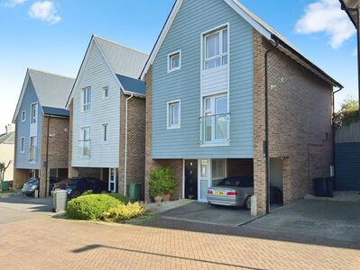 4 bedroom Detached House to rent