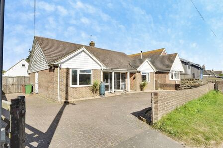 Lydd Road, 4 bedroom Detached Bungalow for sale, &pound;475,000