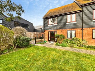 Strand Quay, 2 bedroom Flat for sale, &pound;220,000