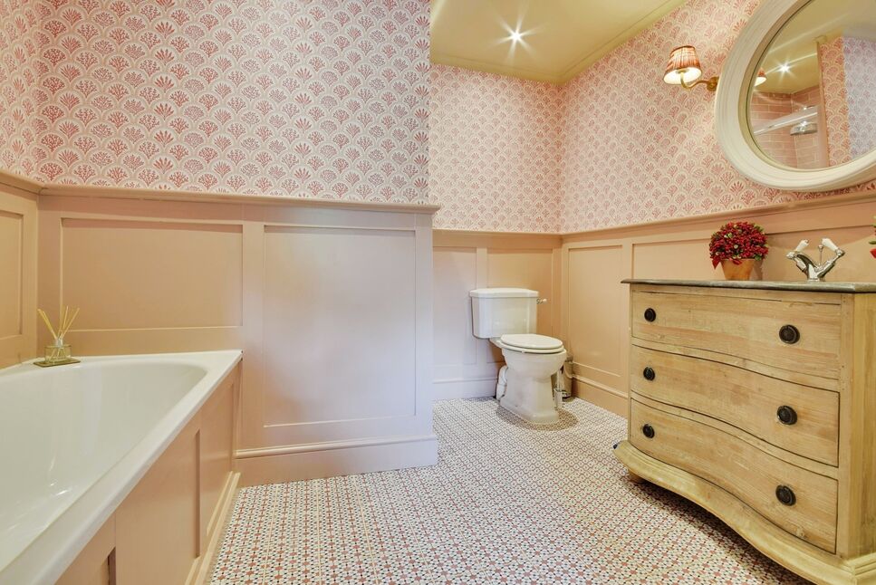 En-Suite Bath / Shower Room WC