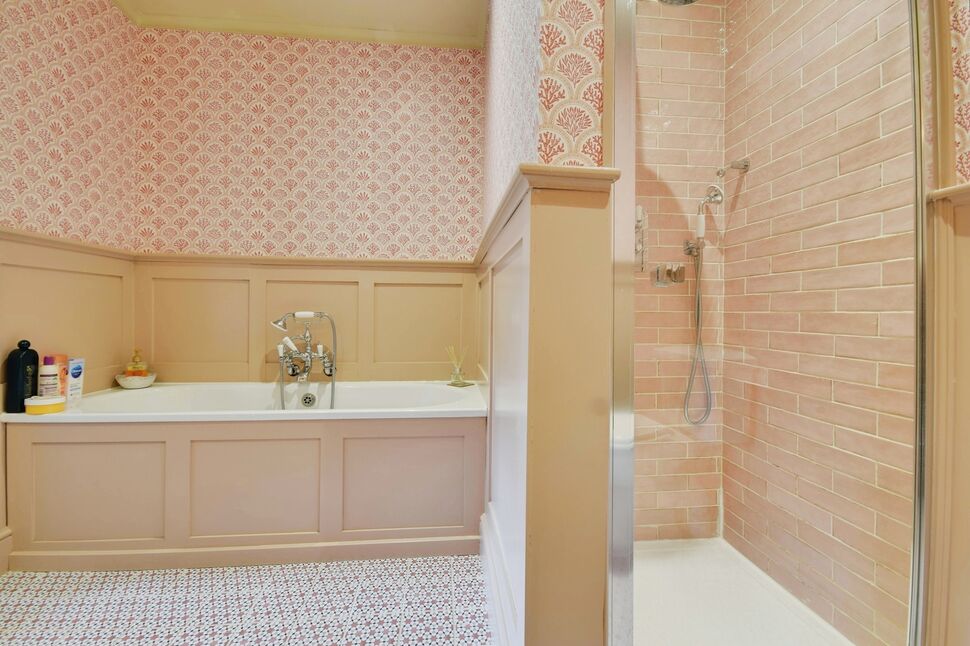 En-Suite Bath / Shower Room WC