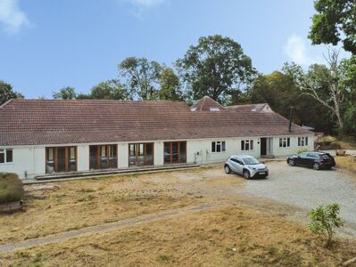 Horns Cross, 9 bedroom Detached House for sale, &pound;995,000