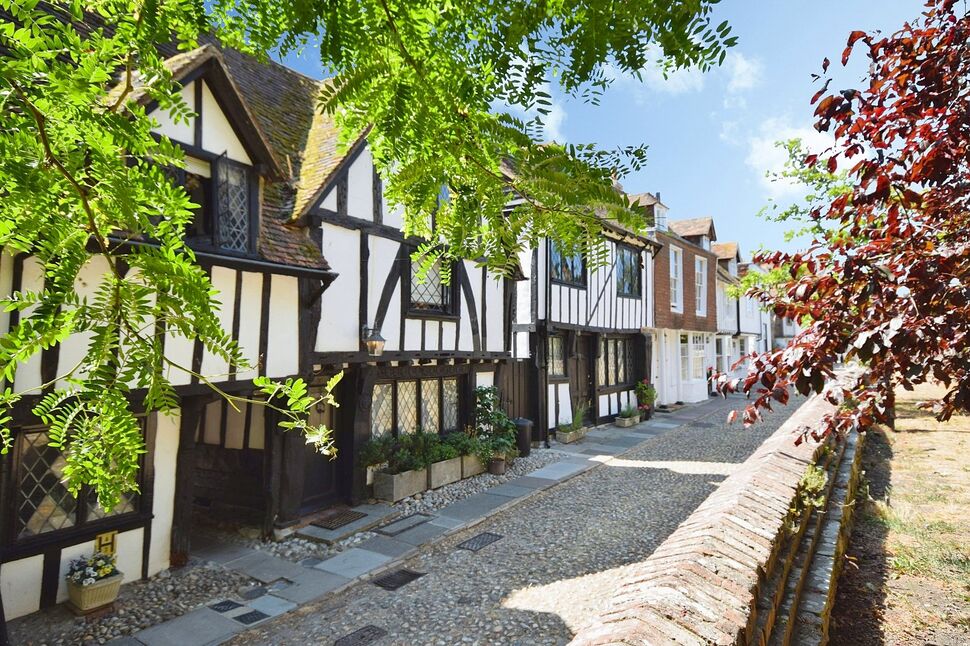 Main image of 2 bedroom Mid Terrace House for sale, Church Square, Rye, East Sussex, TN31