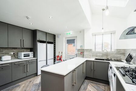 Cemetery Road, 1 bedroom Property to rent, &pound;700 pcm