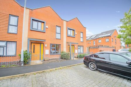 Florin Lane, 3 bedroom Mid Terrace Property to rent, £1,400 pcm