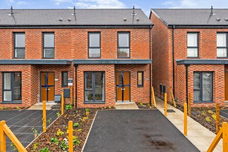 Woolton Close, 2 bedroom Mid Terrace Property to rent, £1,300 pcm