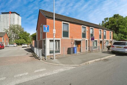 4 bedroom Mid Terrace House for sale