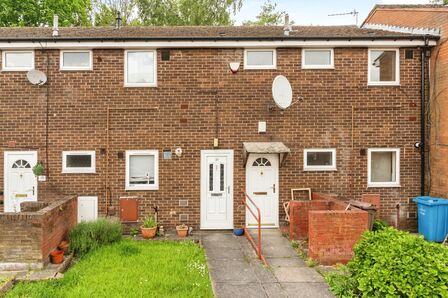 Basset Avenue, 2 bedroom  Flat for sale, £135,000