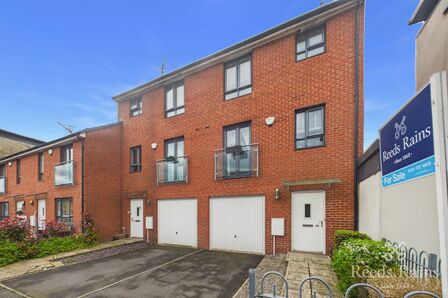 3 bedroom End Terrace House for sale