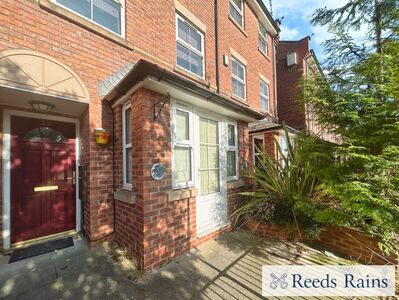 4 bedroom Mid Terrace House for sale