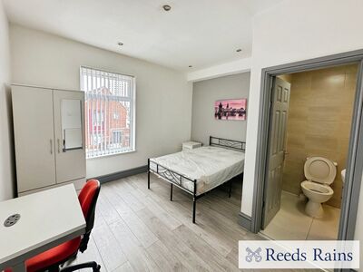 Highfield Road, 5 bedroom Mid Terrace House to rent, £3,400 pcm
