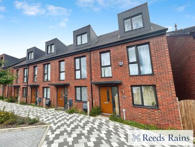 3 bedroom Mid Terrace House for sale