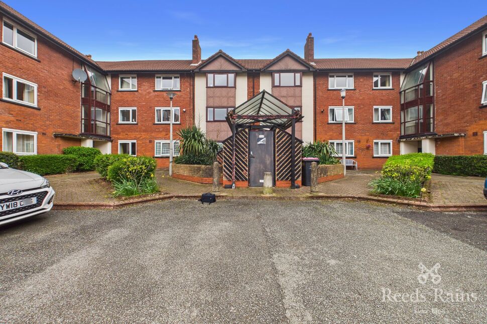 Main image of 3 bedroom Flat for sale, Reeves Court, Canterbury Gardens, Greater Manchester, M5
