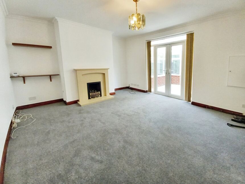 3 bedroom Semi Detached House to rent, Davyhulme Road, Stretford, M32