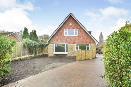 Moor Road, 3 bedroom Detached Bungalow to rent, £1,400 pcm