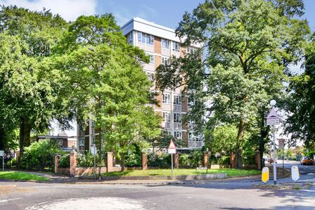 Manor Court, 2 bedroom Flat to rent, &pound;900 pcm