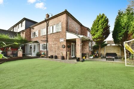 4 bedroom Mid Terrace House for sale