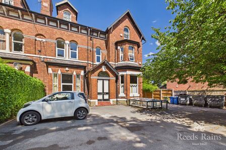 Highfield, 2 bedroom Flat for sale, &pound;250,000