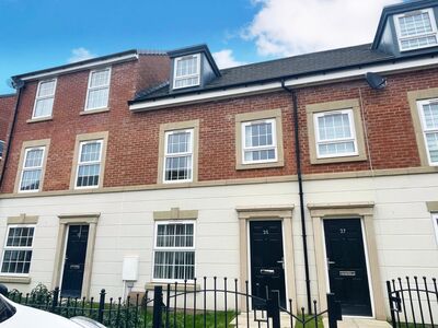 3 bedroom Mid Terrace House to rent