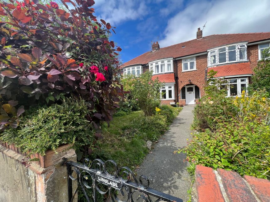 Main image of 3 bedroom Mid Terrace House for sale, Avenue Road, Scarborough, North Yorkshire, YO12