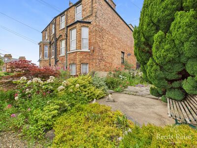 Albion Crescent, 2 bedroom  Flat for sale, £125,000