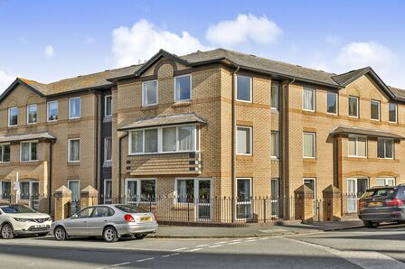 Grosvenor Crescent, 1 bedroom  Flat for sale, £55,000