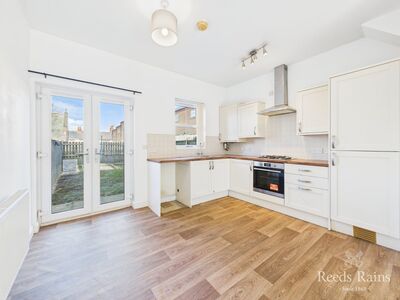 2 bedroom Mid Terrace House for sale