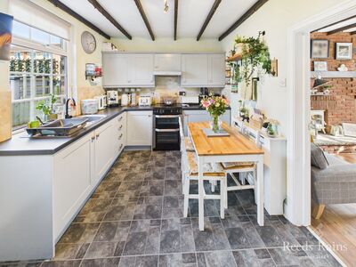 2 bedroom Mid Terrace House for sale