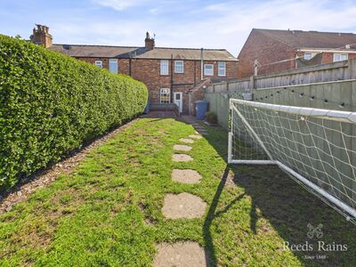 2 bedroom Mid Terrace House for sale