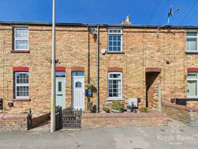 2 bedroom Mid Terrace House for sale