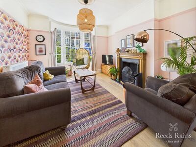 3 bedroom Mid Terrace House for sale