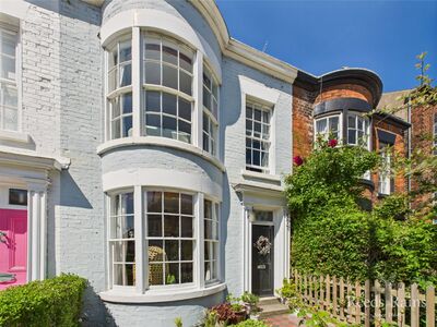 Falsgrave Road, 3 bedroom Mid Terrace House for sale, £220,000