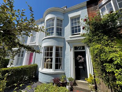 3 bedroom Mid Terrace House for sale