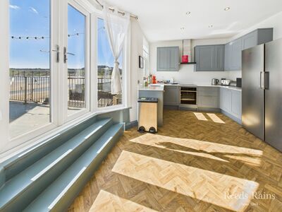 5 bedroom Mid Terrace Flat for sale
