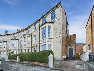 Albion Crescent, 3 bedroom  Flat for sale, £160,000