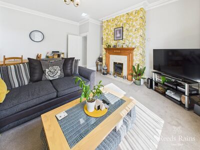 1 bedroom Semi Detached Flat for sale