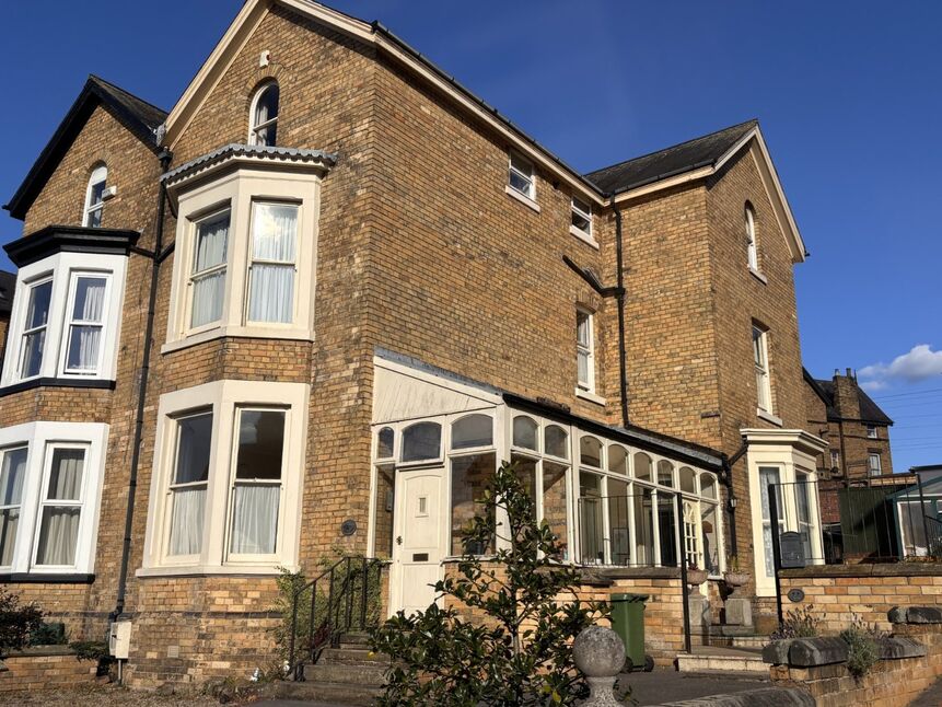 Main image of 1 bedroom Semi Detached Flat for sale, Trinity Road, Scarborough, North Yorkshire, YO11