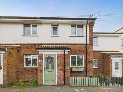 2 bedroom Mid Terrace House for sale