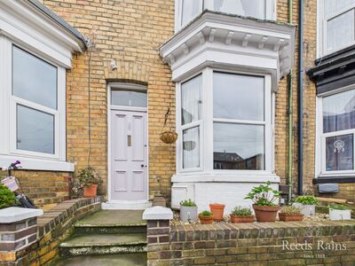 3 bedroom Mid Terrace House for sale