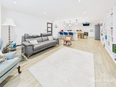 3 bedroom Flat for sale