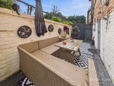 2 bedroom Flat for sale