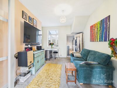 2 bedroom Mid Terrace House for sale