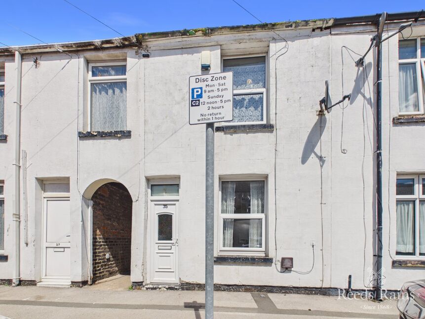 Main image of 2 bedroom Mid Terrace House for sale, Hoxton Road, Scarborough, North Yorkshire, YO12