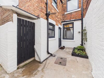 3 bedroom Mid Terrace House for sale