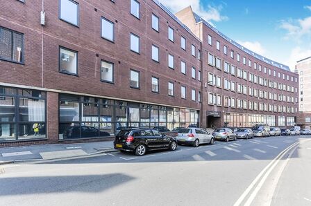 Queen Street, 2 bedroom  Flat to rent, £850 pcm