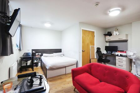 Queen Street, 1 bedroom  Flat for sale, £30,000