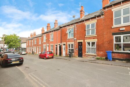 3 bedroom Mid Terrace House for sale
