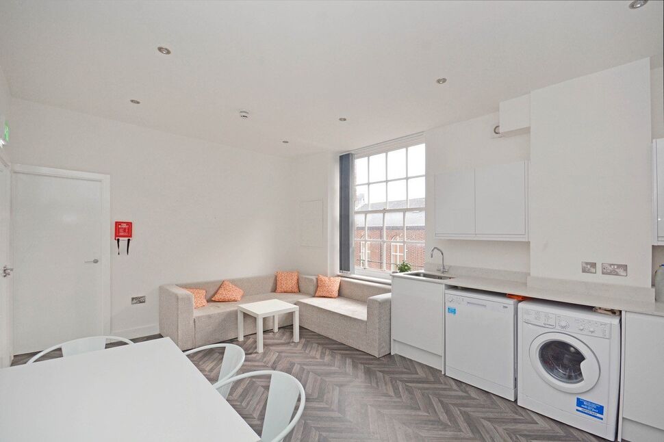 4 bedroom  Flat to rent